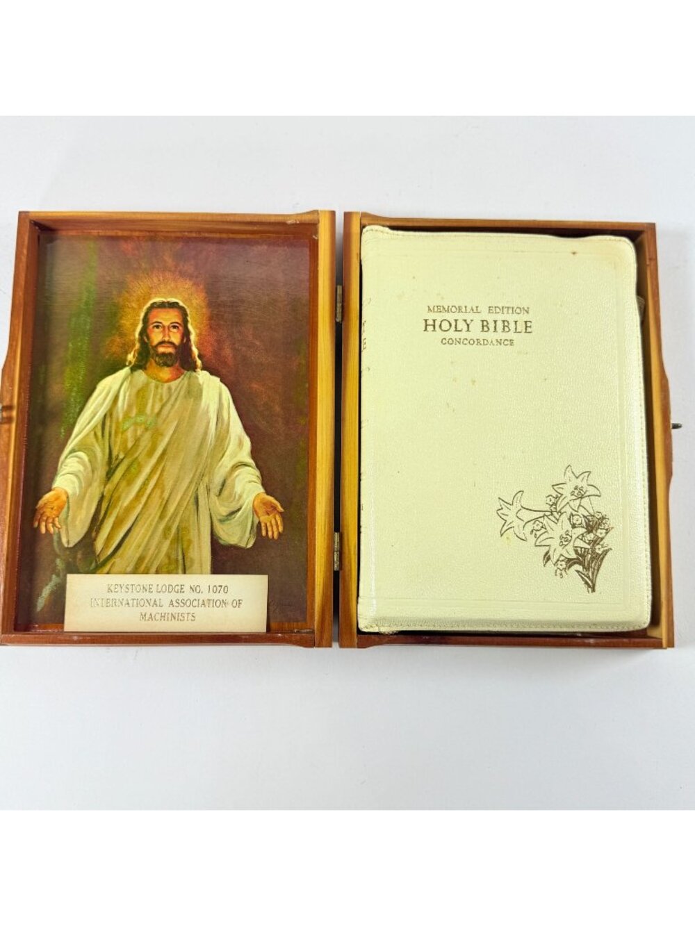 Vintage 1958 KJV Holy Bible Memorial Edition White Zipper Cedar Box Lodge 1070